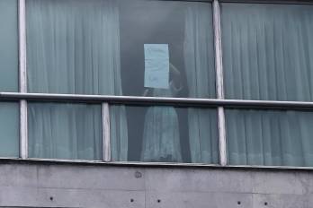 Una persona sostiene un cartel desde una ventana de un hotel este martes 18 de febrero de 2025 en Ciudad de Panamá.