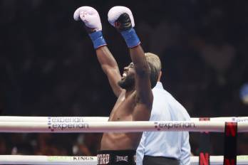 El estadounidense Terence Crawford celebra la victoria del combate frente al mexicano Saúl Canelo Álvarez en el Allegiant Stadium en Las Vegas, EE. UU.