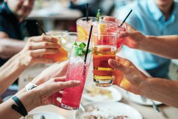 La administración distrital decidió no prohibir la venta ni el consumo de bebidas alcohólicas.