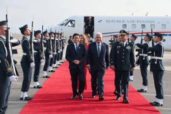 El presidente José Raúl Mulino a su arribo a Lima junto al ministro peruano César Quispe.