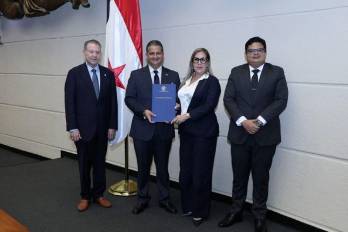 Luis Carlos Solís Adames, recibe las credenciales como director general de la APA de la mano de la presidenta de la Asamblea Nacional Shirley Castañedas.
