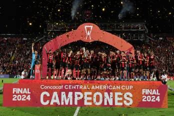 La Liga Deportiva Alajuelense celebrando su segundo título consecutivo de la Copa Centroamericana de la Concacaf.