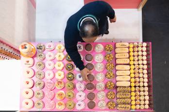 Las donas, también conocidas como ‘donuts’, son un postre o pan dulce elaborado a partir de masa frita, tradicionalmente con forma de anillo.