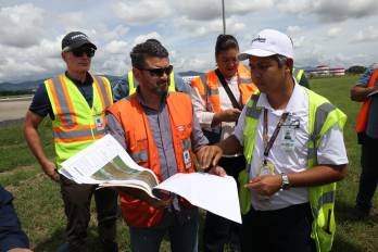 Representantes de las empresas interesadas y personal de AITSA durante la visita técnica al campo de vuelo. El acto de homologación se fijó para el 28 de octubre de 2026.