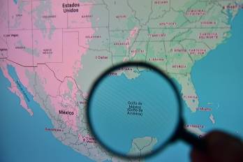El Golfo de México, etiquetado como Golfo de América, aparece en la aplicación de Google Maps a través de una lupa en una computadora en Bogotá el 11 de febrero de 2025.