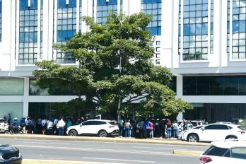 Residentes y trabajadores permanecieron en áreas abiertas de la Ciudad de Panamá tras la evacuación preventiva de rascacielos.