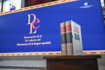El responsable de la RAE reconoce que, históricamente, el diccionario ha tenido una perspectiva muy centrada en España y que la incorporación del vocabulario americano se ha desarrollado de manera progresiva.