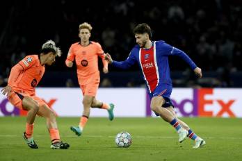 El delantero georgiano del PSG, Khvicha Kvaratskhelia (der.).