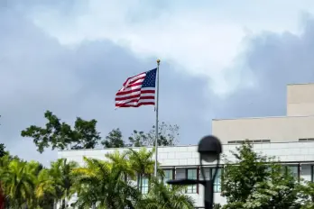 La embajada estadounidense advirtió sobre la injerencia del Partido Comunista Chino, mientras Pekín respondió rechazando las acusaciones y acusando a Washington de intimidación.