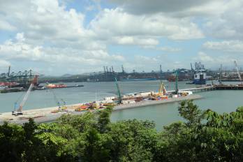 Vista de la construcción sobre el cuarto puente.