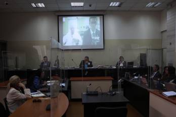 Fotografía de archivo que muestra al general retirado Benedicto Lucas García (pantalla) durante una audiencia donde un tribunal pretendía iniciar el juicio en su contra por genocidio, en Ciudad de Guatemala.