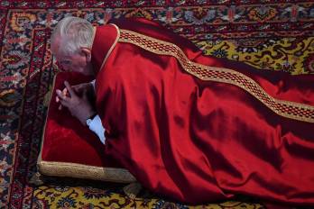 Foto de la Semana Santa de 2017 en la que el papa Francisco se postra ante el altar en la ceremonia de la Pasión de Cristo del Viernes Santo en la basílica de San Pedro del Vaticano.