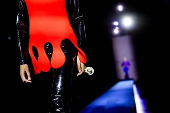 Una modelo presenta una creación de la colección de ropa femenina Otoño/Invierno 2024/2025 de Pierre Cardin durante la Semana de la Moda de París, en París, Francia, el 4 de marzo de 2024. La presentación de las colecciones de Mujer se realizará del 25 de febrero al 5 de marzo de 2024.