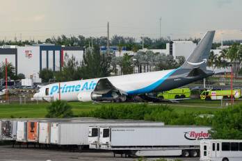 El Boeing 767-300 operado por 21 Air para Amazon recorrió aproximadamente 1.300 pies después de abandonar la superficie pavimentada.