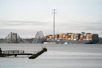 El carguero Dali, con bandera de Singapur, se estrelló contra el puente Francis Scott Key parcialmente derrumbado en Baltimore, Maryland.