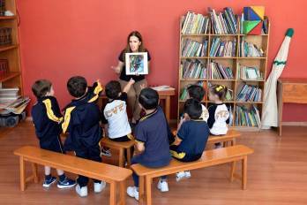 Elisa Guerra es autora o coautora de más de 25 libros de textos, infantiles y educativos.