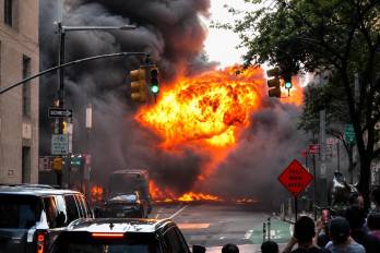 Bomberos y equipos de emergencia acordonaron varias calles de Lower Manhattan tras la explosión del vehículo incendiado.