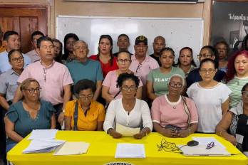 Una imagen de archivo donde sale la maestra Benilda González, junto a otros docentes separados de la provincia de Colón.