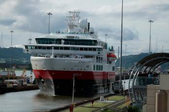 El Fram transita por las esclusas de Miraflores este lunes, en el inicio de la temporada de cruceros 2024-2025 del Canal de Panamá.