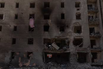 Una mujer limpia los escombros de un apartamento en un edificio residencial muy dañado tras un ataque aéreo ruso, en Selydove, la región oriental de Donetsk, el 27 de junio de 2024,