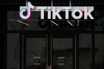 Fotografía de archivo que muestra un cartel exhibido en la sede de TikTok en Culver City, California (EE. UU.).