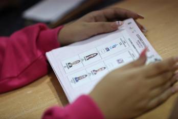 Una persona observa el tarjetón durante la jornada electoral este domingo en Canuto (Ecuador). EFE/José Jácome