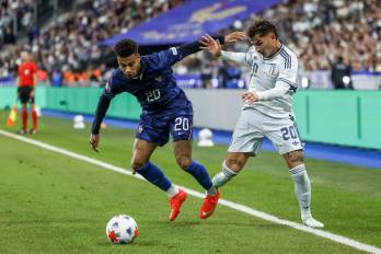 El jugador de la selección de Francia, Desire Doue (izq.) y Sebastiano Esposito de Italia.