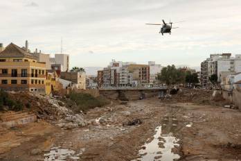 Aspecto de los alrededores de la localidad valenciana de Paiporta donde vecinos y militares continúan este viernes con los trabajos de limpieza tras la dana del pasado 29 de octubre.