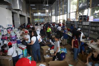 Uno de los centros de acopio habilitados para la recepción de ayuda es la sede de la Alcaldía de El Hatillo.