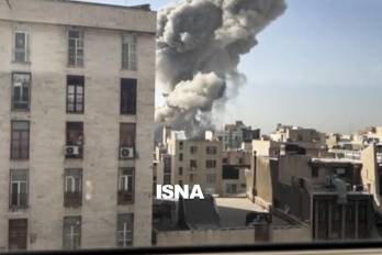 Una columna de humo emerge del centro de la ciudad de Teherán tras un ataque israelí este sábado.