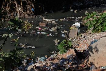 Un arroyo contaminado en la zona sur en la ciudad São Paulo, Brasil.