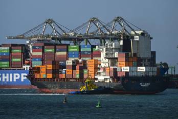 Un barco de carga con contenedores se ve en el puerto de la ciudad de Colón, Panamá, el 14 de abril de 2024.