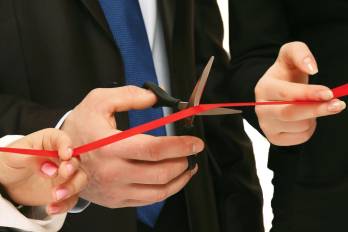 ¿Quién responde después de cortar la cinta?