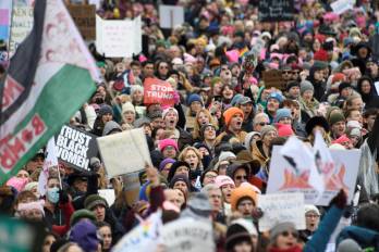 Manifestantes se congregan durante la protesta “Marcha del Pueblo en Washington” el 18 de enero de 2025, antes de la investidura del presidente electo de Estados Unidos, Donald Trump.