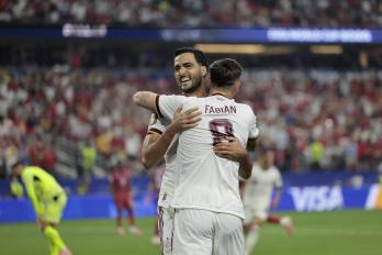 Mikel Merino y Ferran Torres celebran el gol de la clasificación de España.