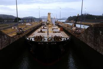 Un buque transita por el canal de Panamá el 22 de marzo de 2024, en Ciudad de Panamá (Panamá).