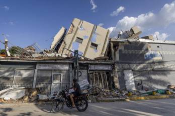 Una persona observa edificios destruidos por terremotos del 24 de junio, en Catia La Mar, Venezuela, país donde se han registrado unas 1,284 réplicas que mantienen en alerta al país.