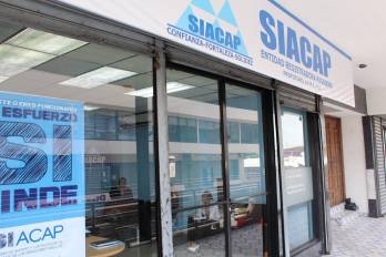 El Siacap es un fondo de pensiones de los trabajadores del gobierno, creado con la Ley 8 de 1997, donde el afiliado aporta un 2 % obligatorio de su salario y el Estado 0,03 %.