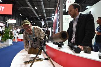 Un visitante observa una de las armas expuestas durante el primer día de celebración de la Feria Internacional de Defensa y Seguridad de España.