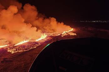 Fotografía cedida hoy por Defensa Civil de Islandia donde se observa una erupción volcánica al norte de Grindavík (Islandia).