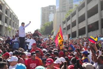 Fotografía cedida por Prensa Miraflores del presidente de Venezuela, Nicolás Maduro, durante una visita este sábado a Maracaibo, estado Zulia (Venezuela).