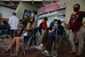 Pacientes esperan afuera del Instituto Oncológico Nacional.