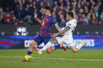 El centrocampista del Barcelona Marc Bernal pelea un balón con el defensa del Mallorca Pablo Maffeo.