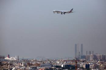 Un avión de la aerolínea Emirates sobrevuela Dubái, Emiratos Árabes Unidos, en una imagen de archivo.