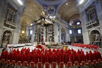 Cardenales reunidos en la V misa de novenario por el fallecimiento del papa Francisco.