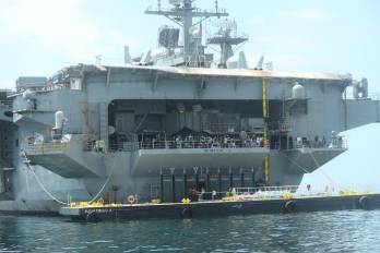 El inconveniente se registró en horas de la mañana, cuando grupos de periodistas y personal autorizado aguardaban para subir al portaaviones, considerado uno de los buques insignia de la United States Navy.