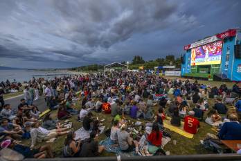 Un grupo de aficionados ve la semifinal de la Eurocopa femenina de Suiza entre Alemania y España.