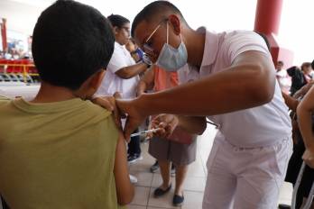Jornada de vacunación en Villa Lucre, donde llevaron 1,200 dosis para la influenza y en medio de la larga fila encontraban muchos niños y adultos mayores.