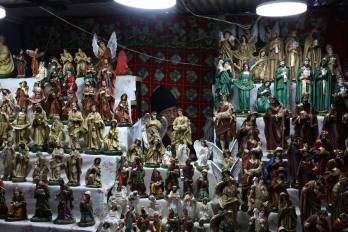Una mujer vende figuras de Navidad en una feria navideña, el 18 de diciembre de 2023, en La Paz (Bolivia). EFE/Luis Gandarillas