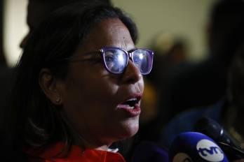La directora del festival literario itinerante 'Centroamérica Cuenta', la nicaragüense Claudia Neira, habla a los medios el 18 de marzo de 2024, en la ciudad de Panamá.
